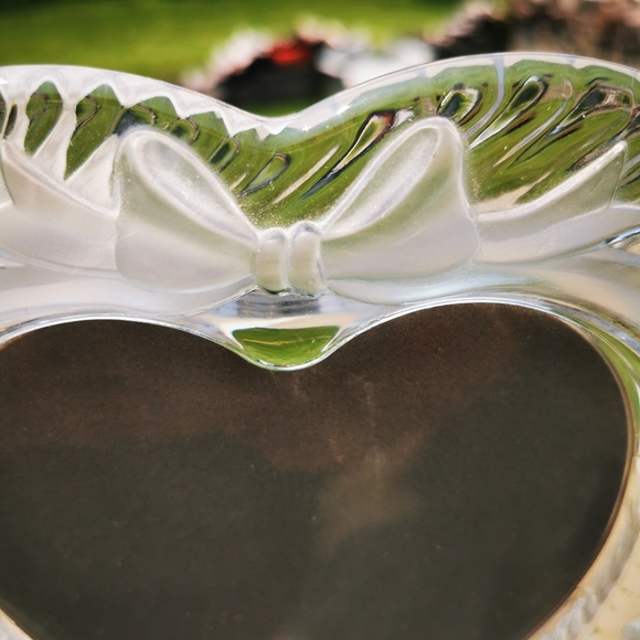 Vintage Studio Nova Crystal Frosted Glass Heart and Bows Picture Frame - Picture 4 of 14